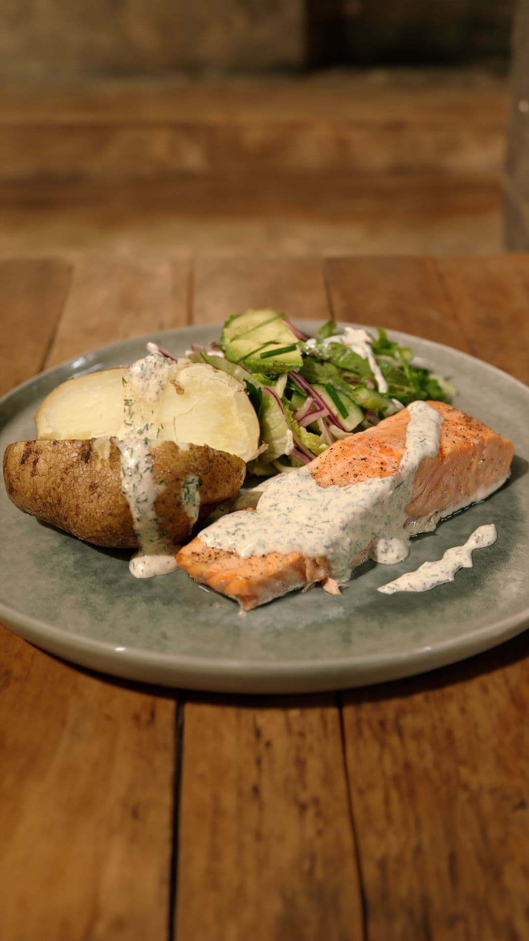 Zalm met gepofte aardappel en dressing met zure room