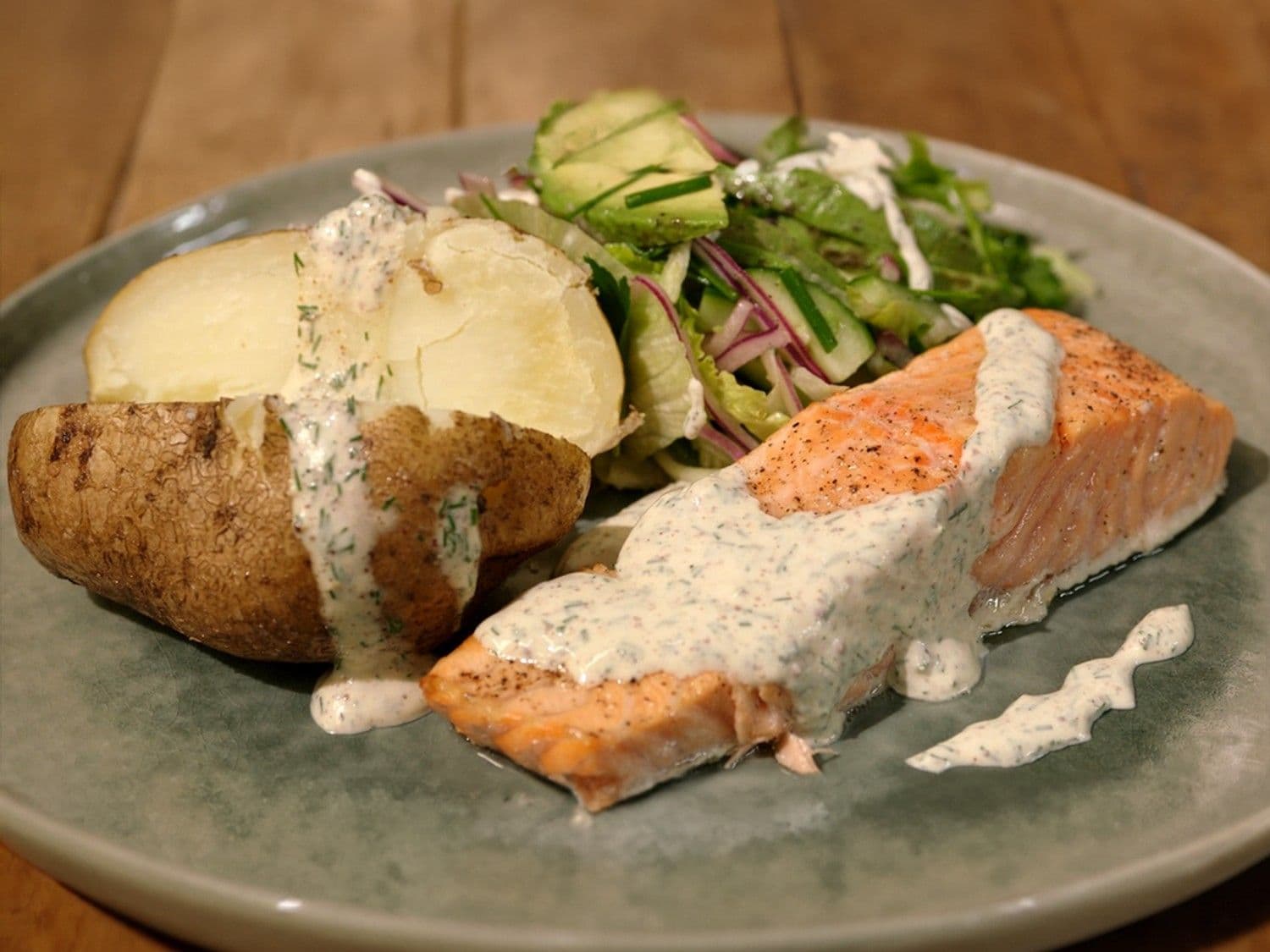 Zalm met gepofte aardappel en dressing met zure room