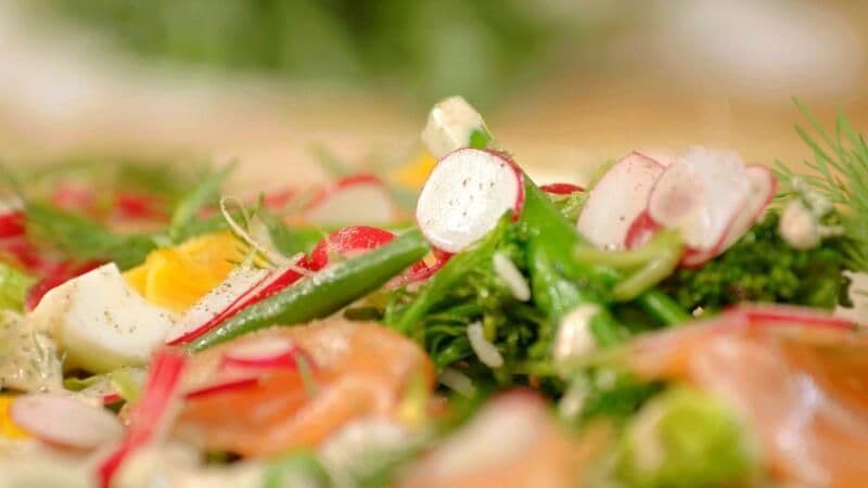 Rijstsalade met gerookte zalm, boontjes en cocktaildressing