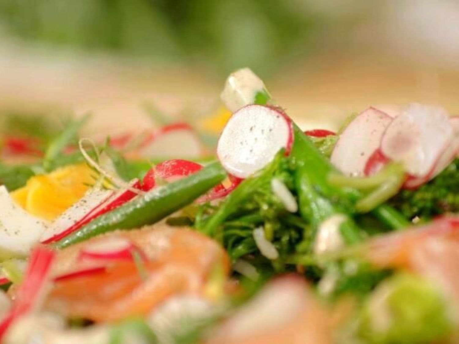 Rijstsalade met gerookte zalm, boontjes en cocktaildressing