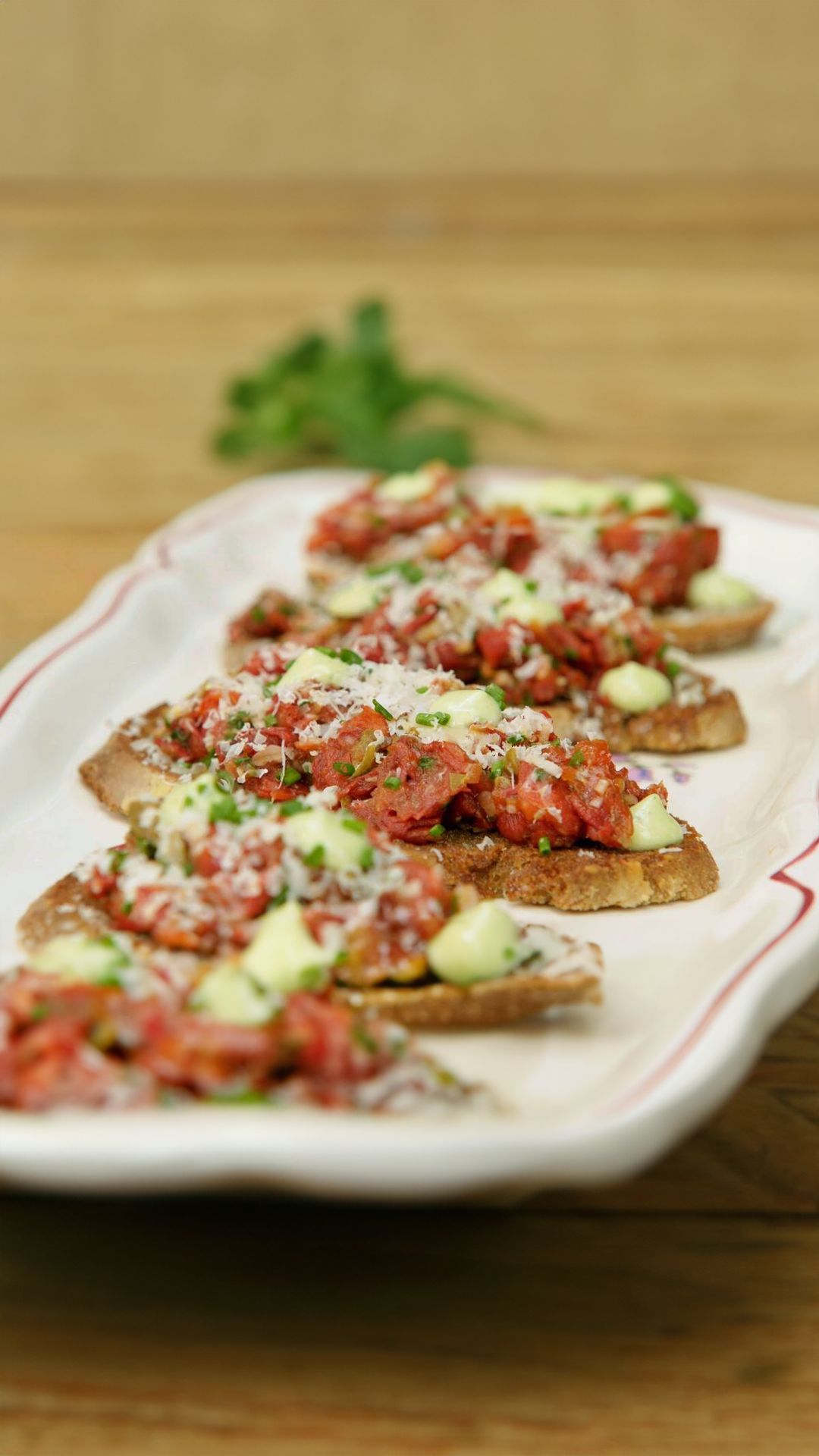 Toast met tartaar van tomaat, basilicummayonaise en parmezaan