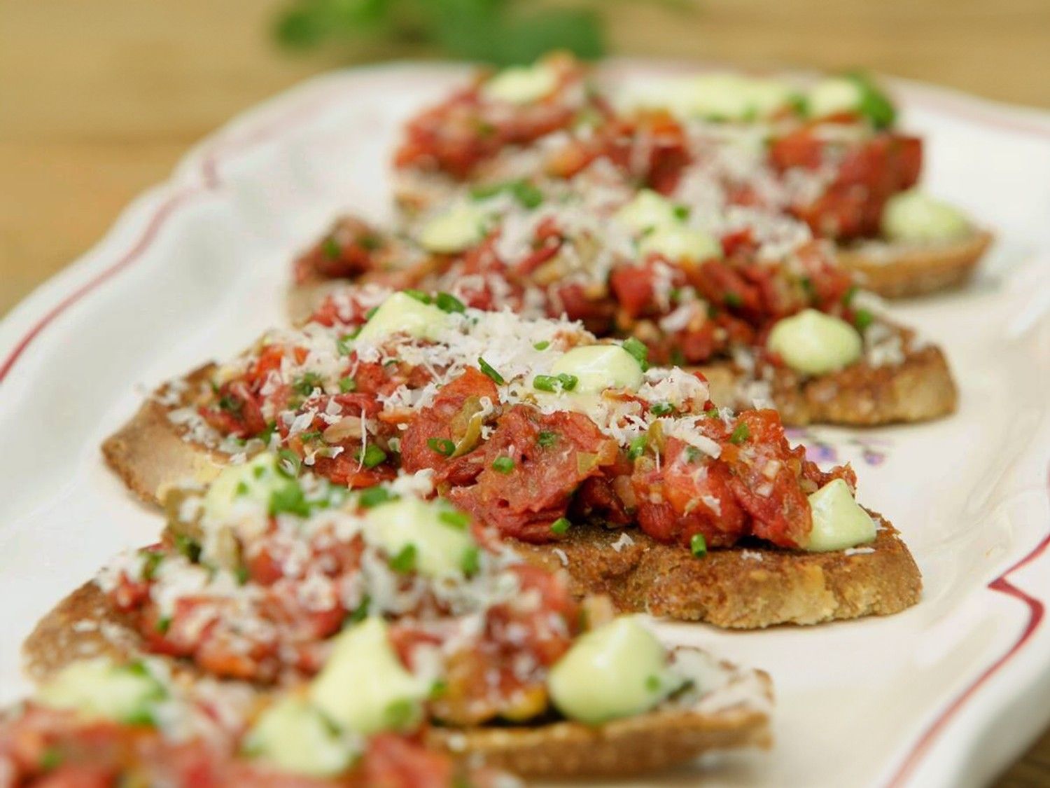 Toast met tartaar van tomaat, basilicummayonaise en parmezaan