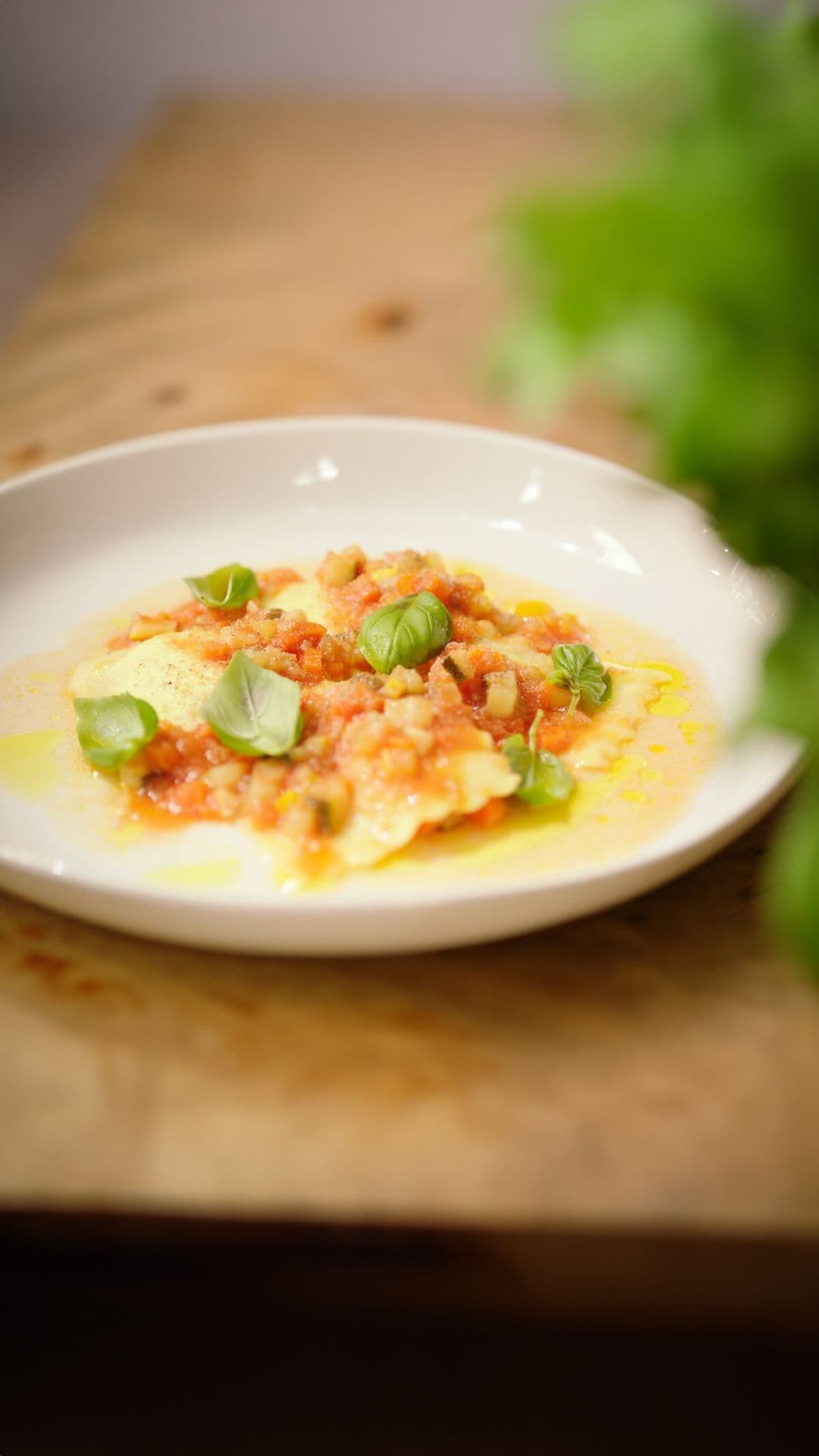 Ravioli met Belgische kaas, saus met courgette en tomaat