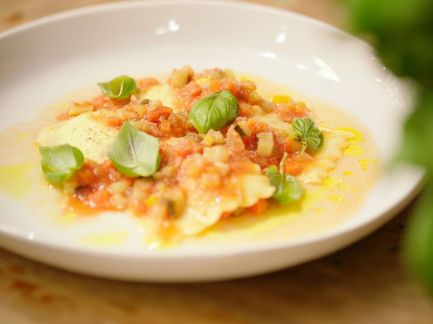 Ravioli met Belgische kaas, saus met courgette en tomaat