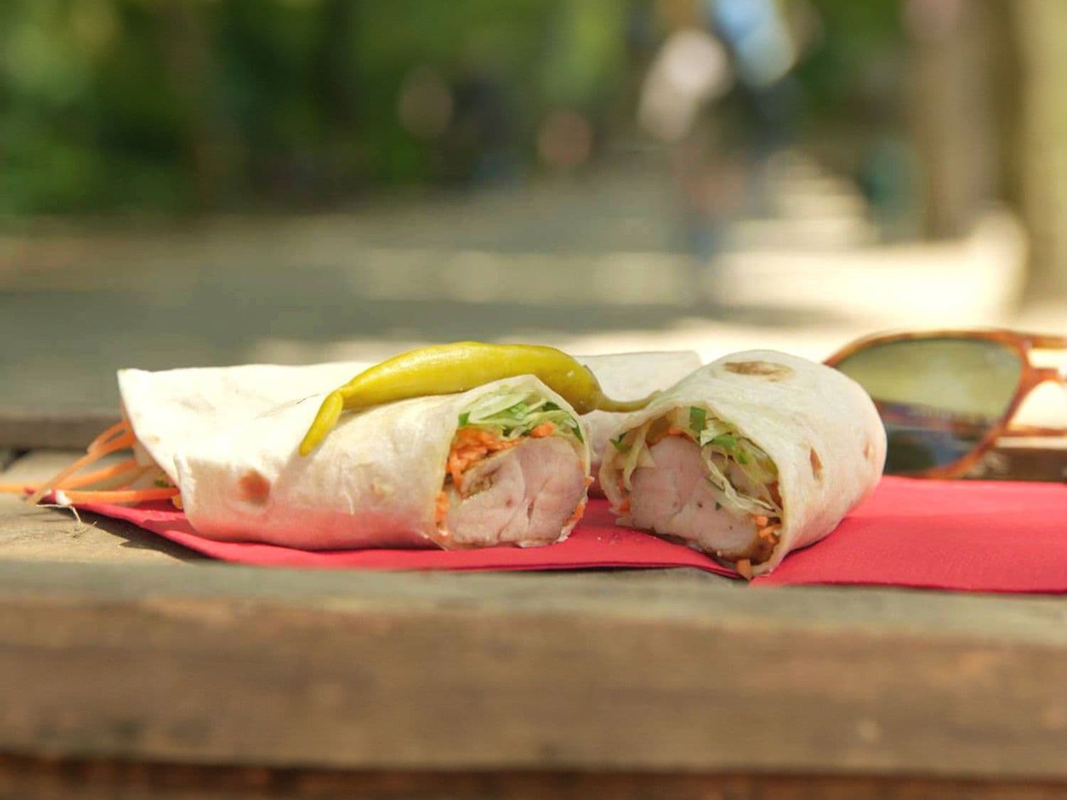 Tarwetortilla's met gegrilde kip en fetadressing
