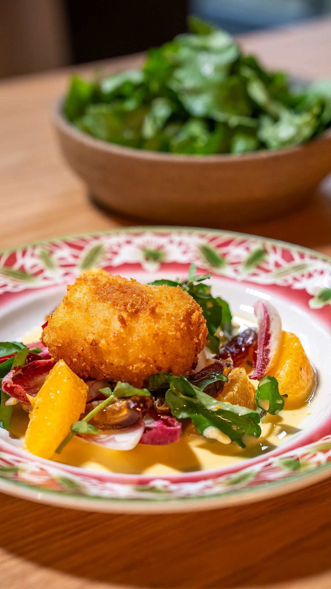 Kroket van geitenkaas, salade van roodlof, dadel en citrus
