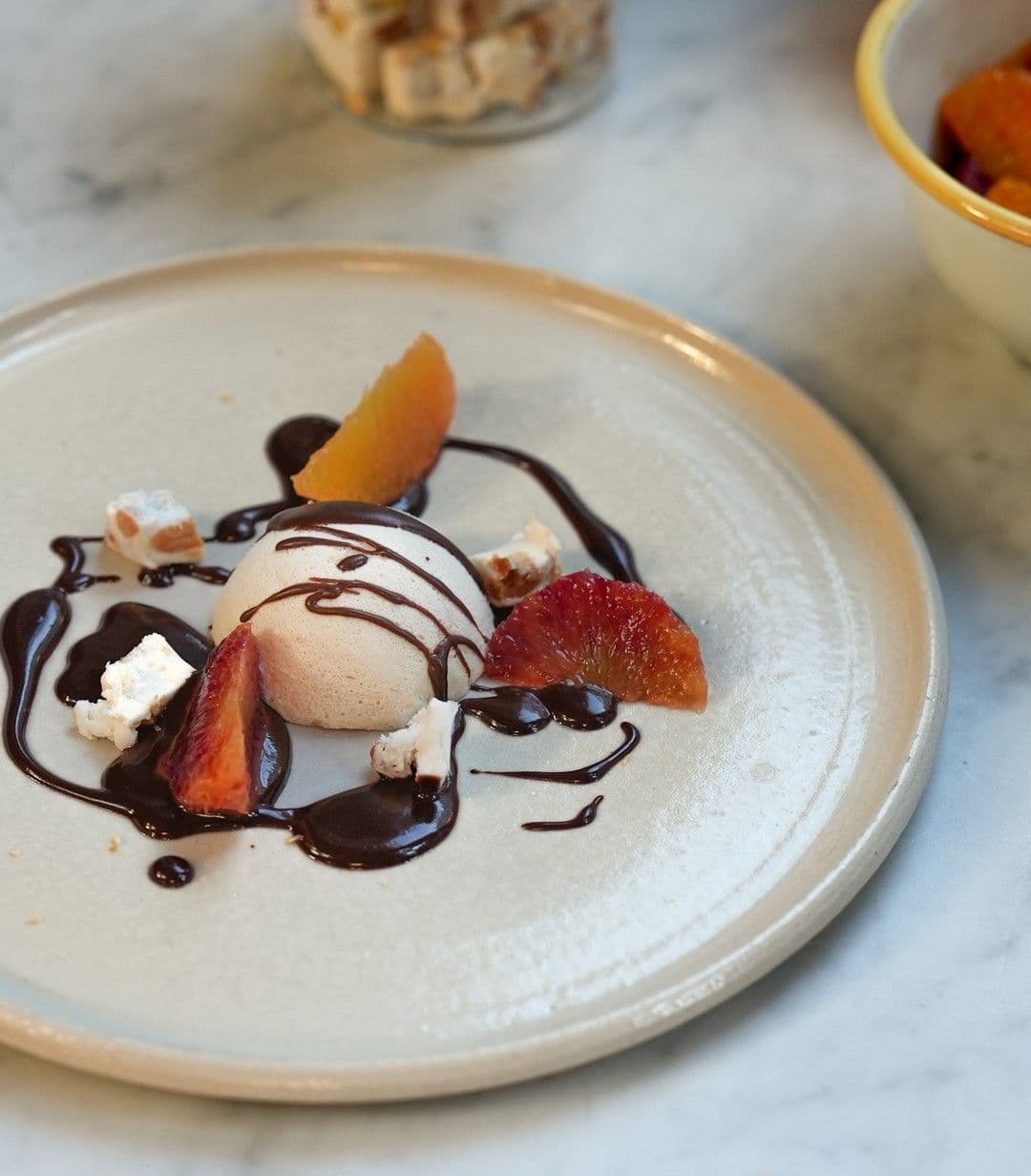 Semifreddo van bloedappelsien met chocoladesaus en nougat