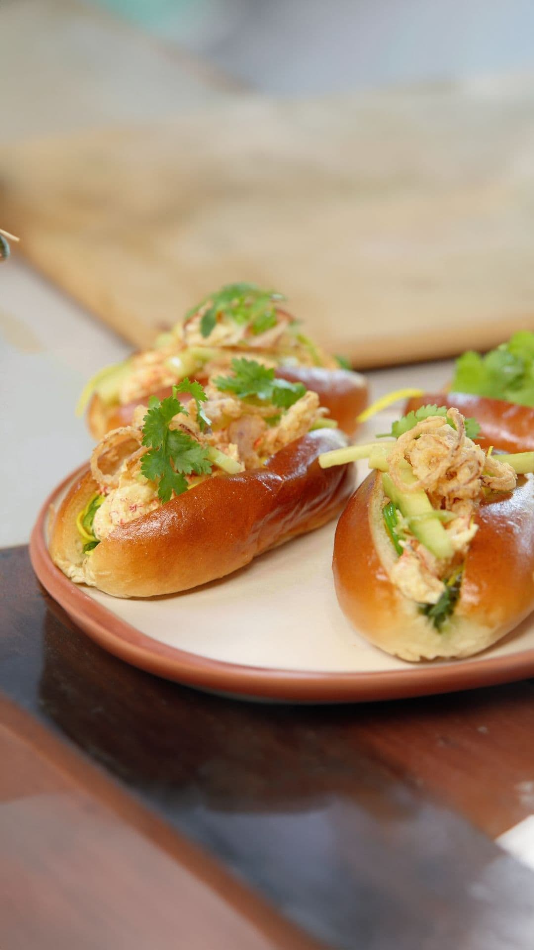 Lobster roll van rivierkreeft met witte kool, wakame en currydressing
