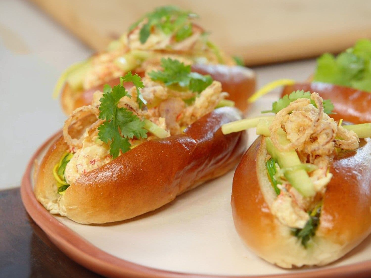Lobster roll van rivierkreeft met witte kool, wakame en currydressing