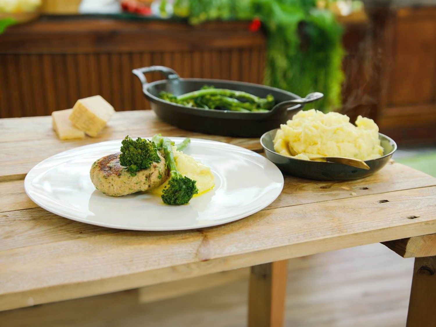 Kippenburgers met parmezaanpuree en broccolini