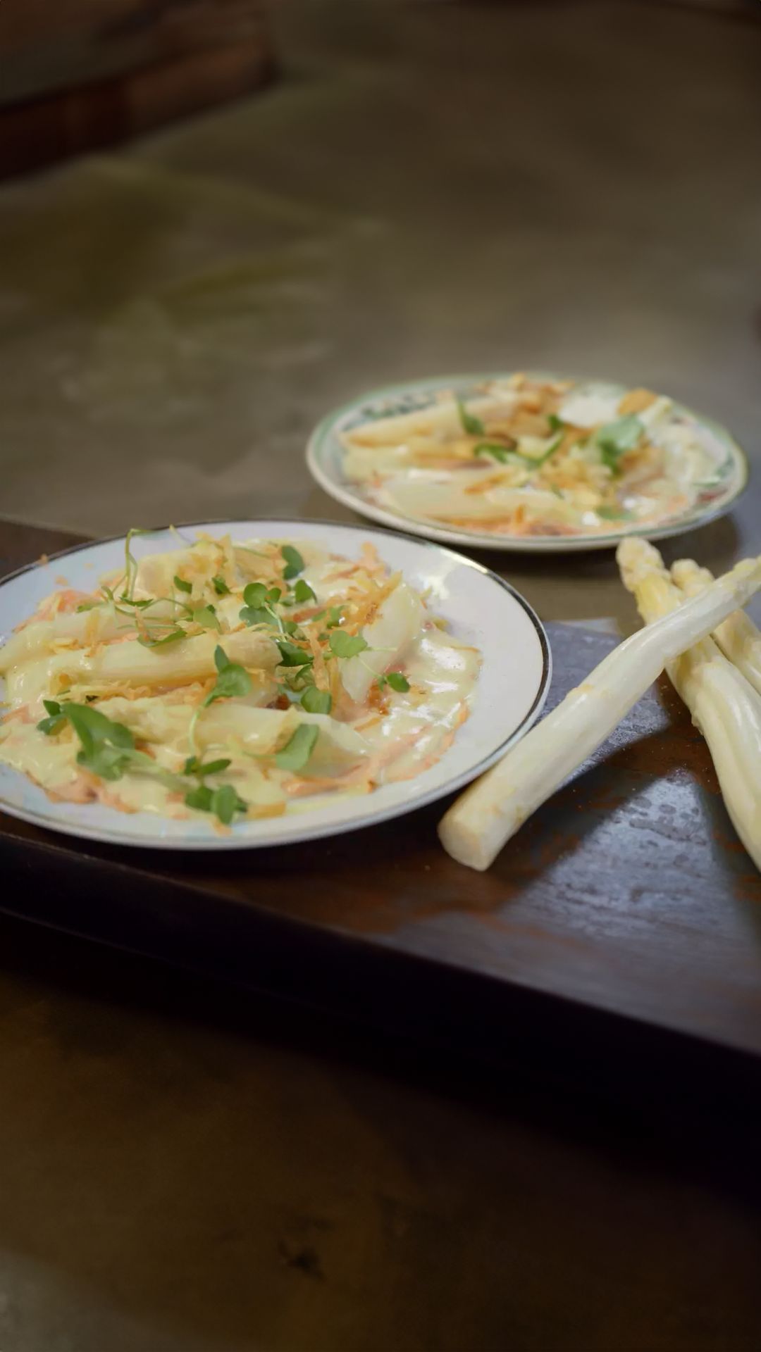 Mi-cuit van zalm met asperges, crumble van aardappel en Hollandaisesaus