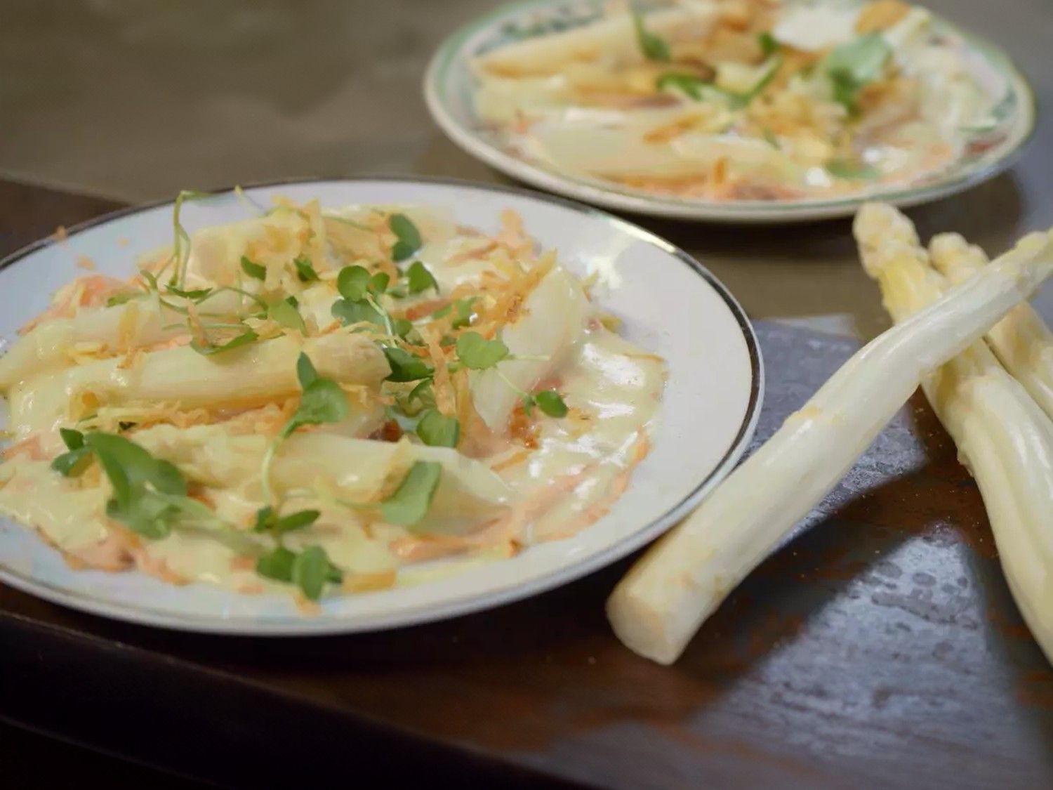 Mi-cuit van zalm met asperges, crumble van aardappel en Hollandaisesaus