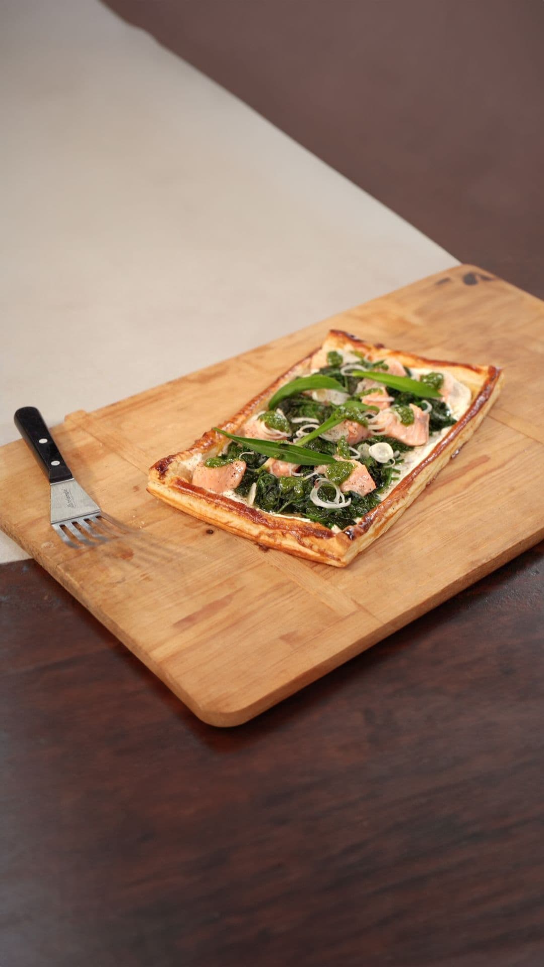 Bladerdeegtaart met zalm, spinazie en daslook