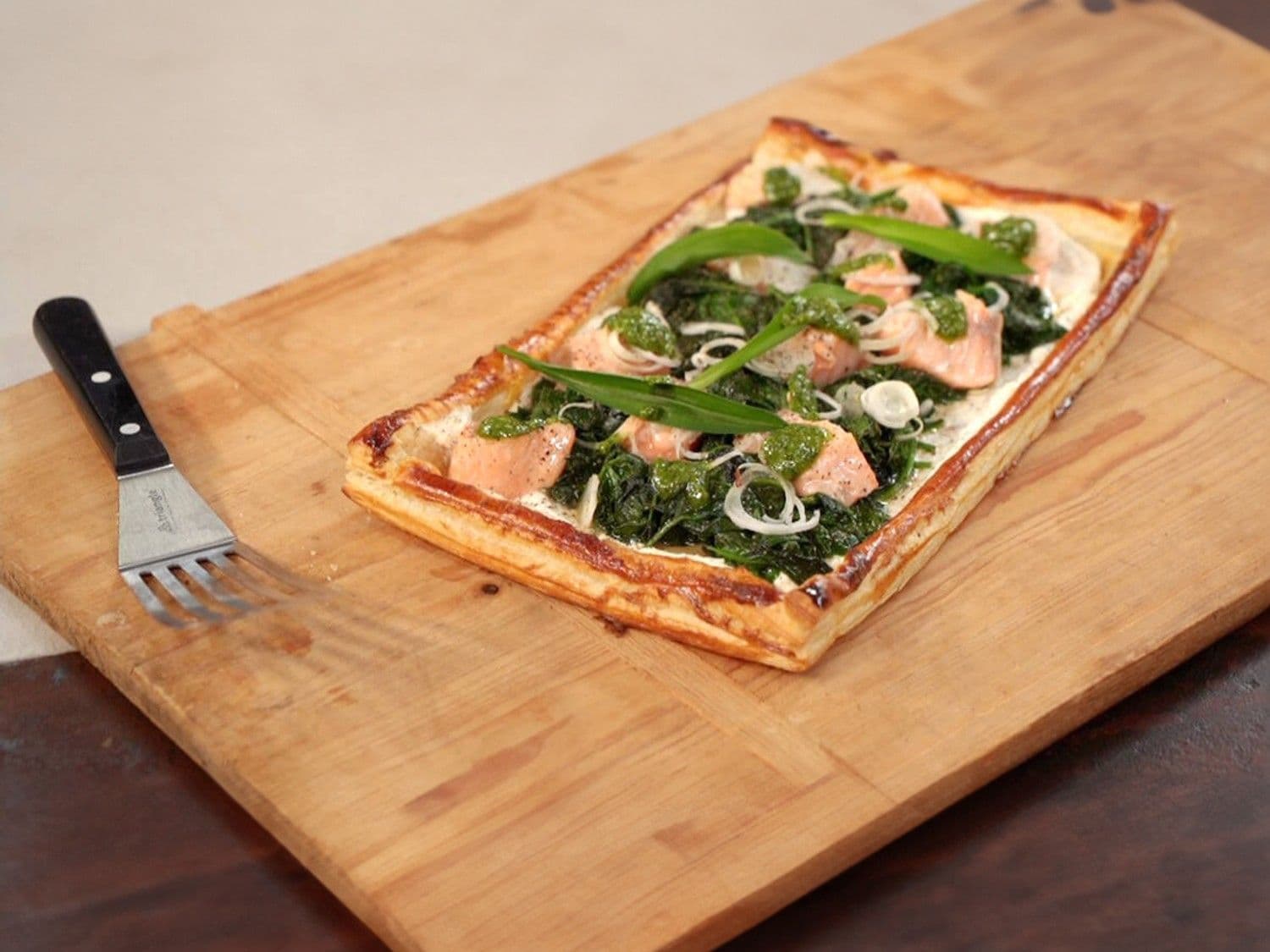 Bladerdeegtaart met zalm, spinazie en daslook