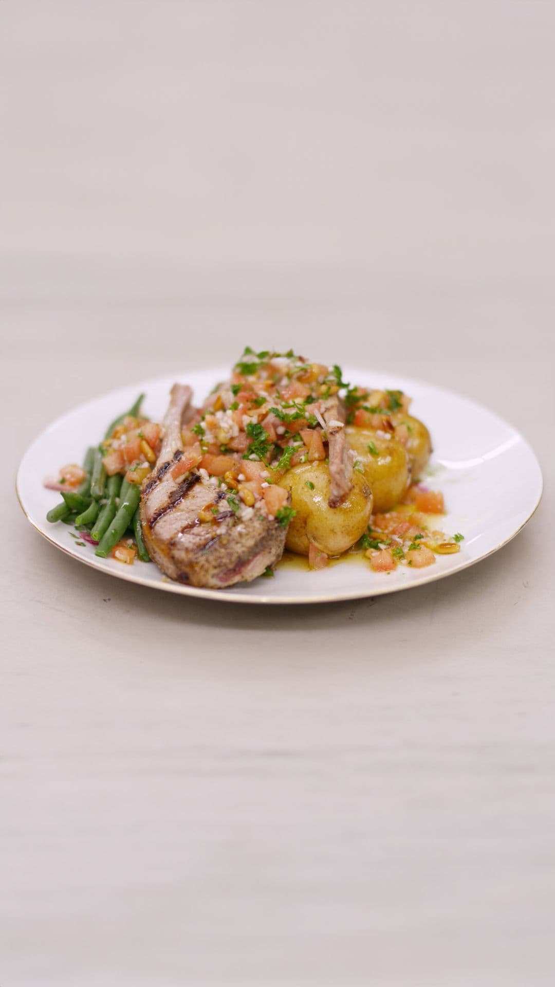 Gegrilde lamskoteletten met boontjes en een tomatenslaatje