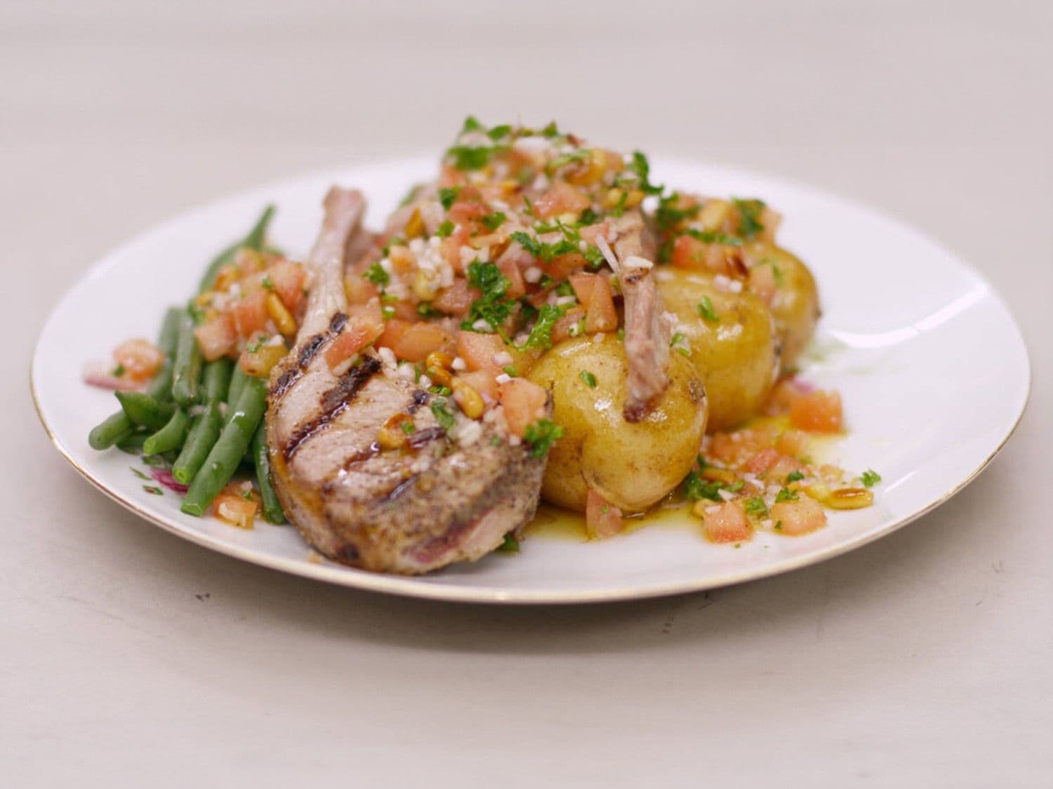 Gegrilde lamskoteletten met boontjes en een tomatenslaatje