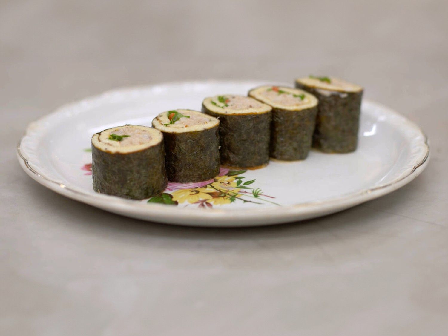 Omeletrolletjes met krab, sushistijl