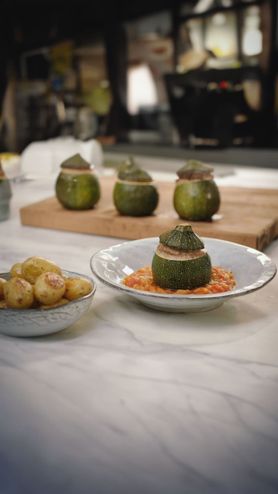 Gevulde courgettes met gehakt, tomaat en krieltjes