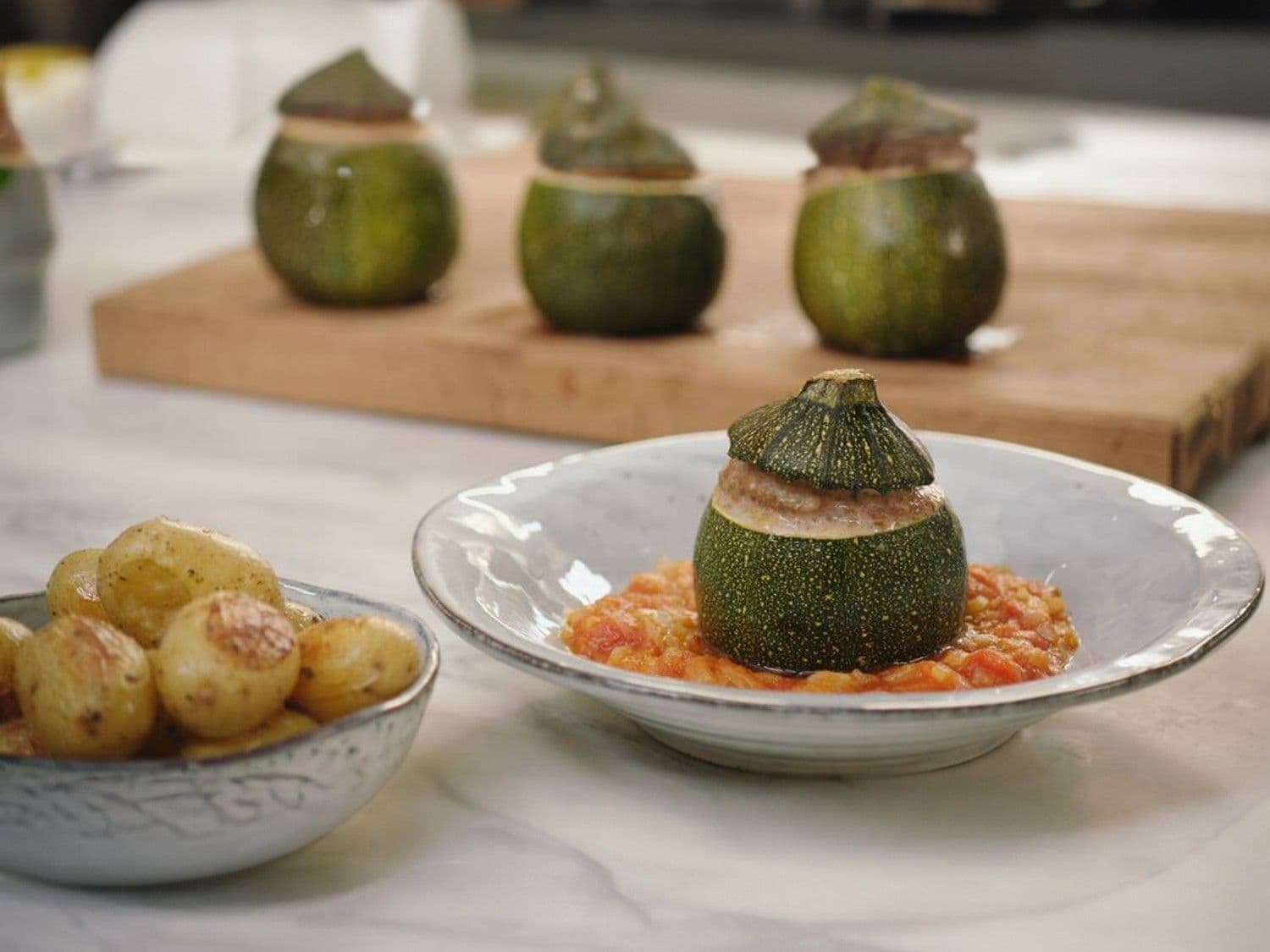Gevulde courgettes met gehakt, tomaat en krieltjes