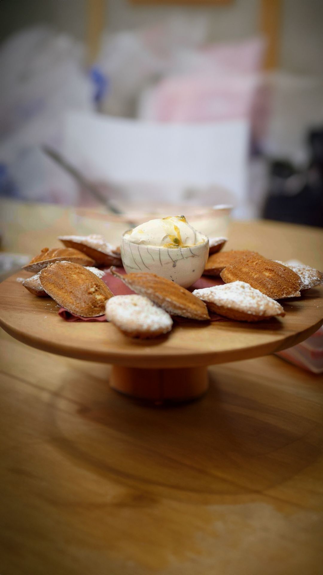 Madeleintjes met passievruchtenslagroom