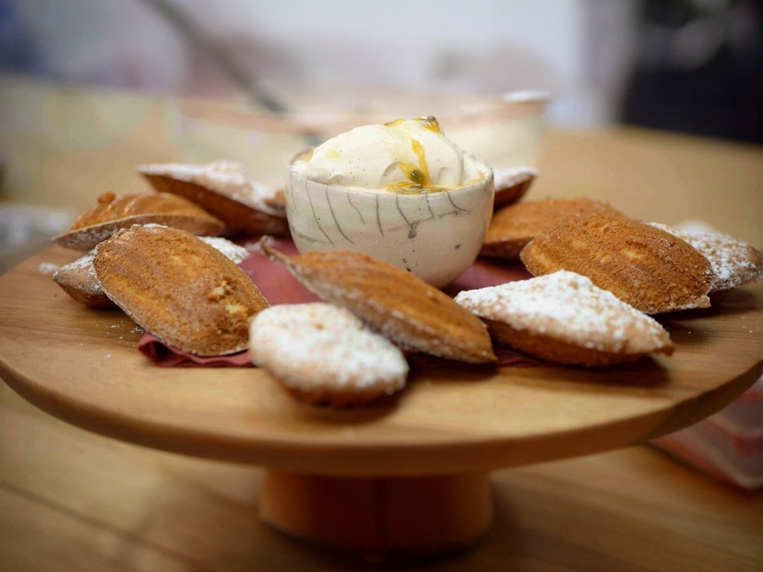 Madeleintjes met passievruchtenslagroom