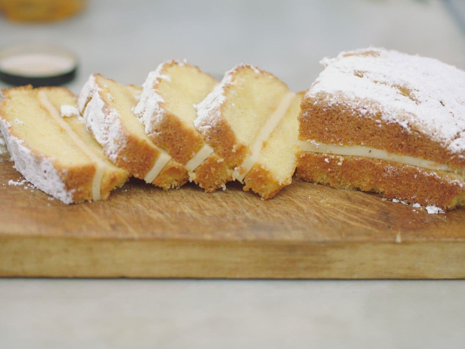 Gevulde cake met marsepein
