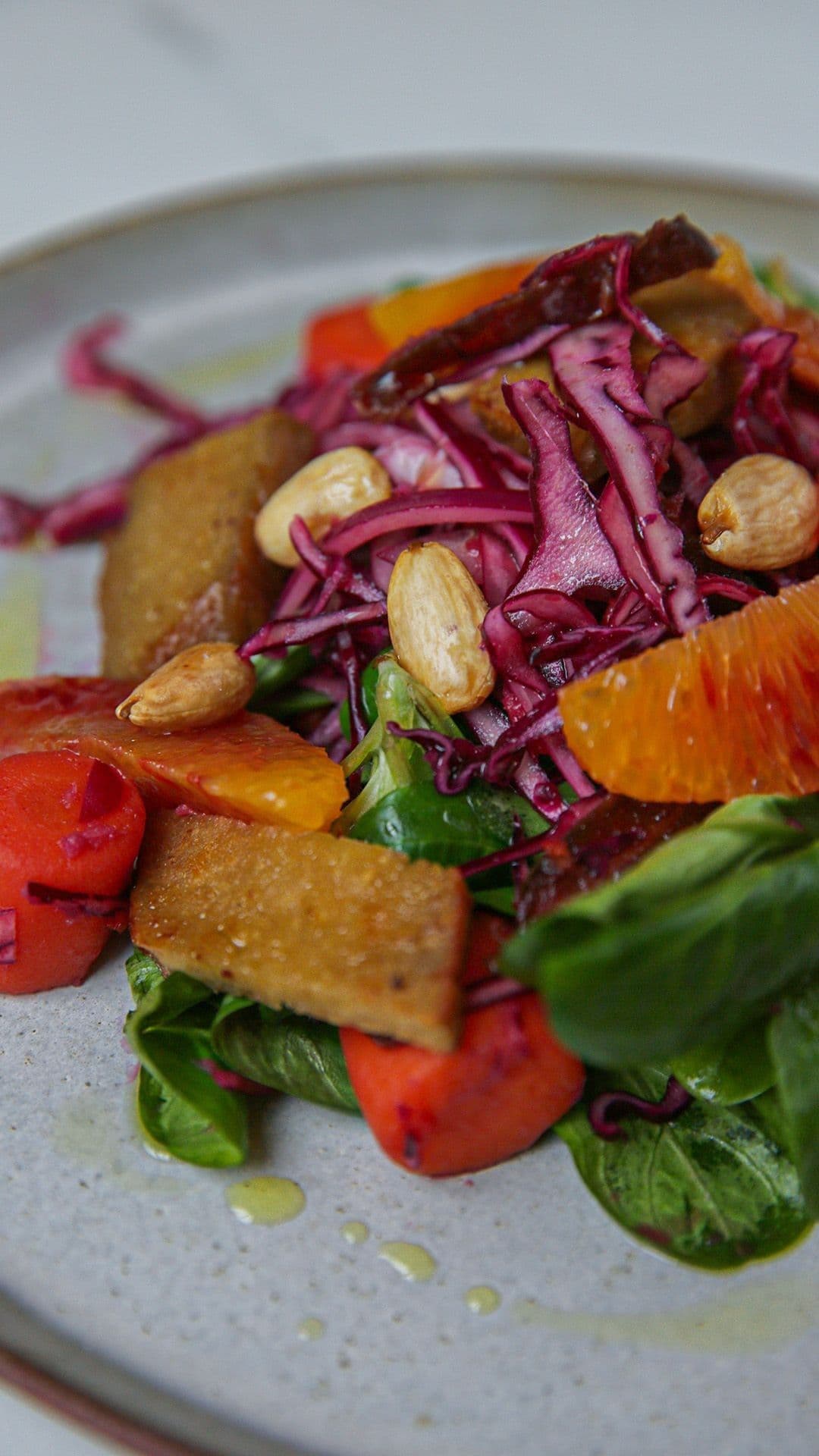 Salade met veldsla, rode kool, bloedappelsien en gebakken seitan
