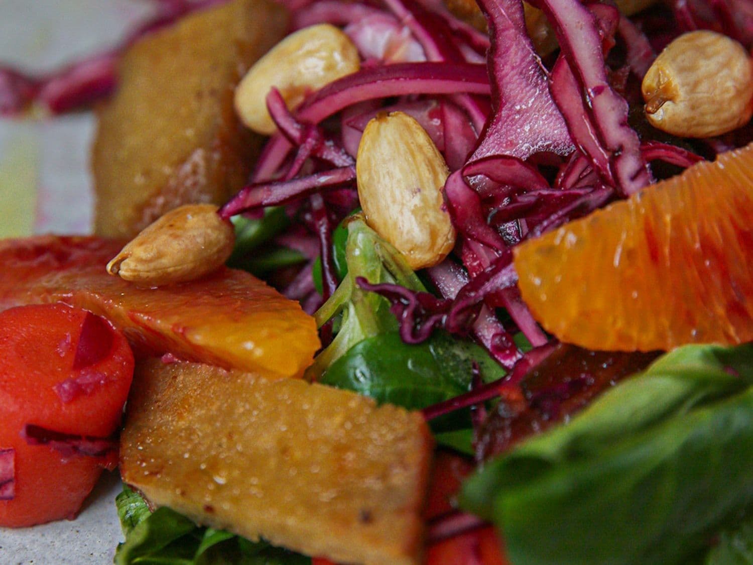 Salade met veldsla, rode kool, bloedappelsien en gebakken seitan