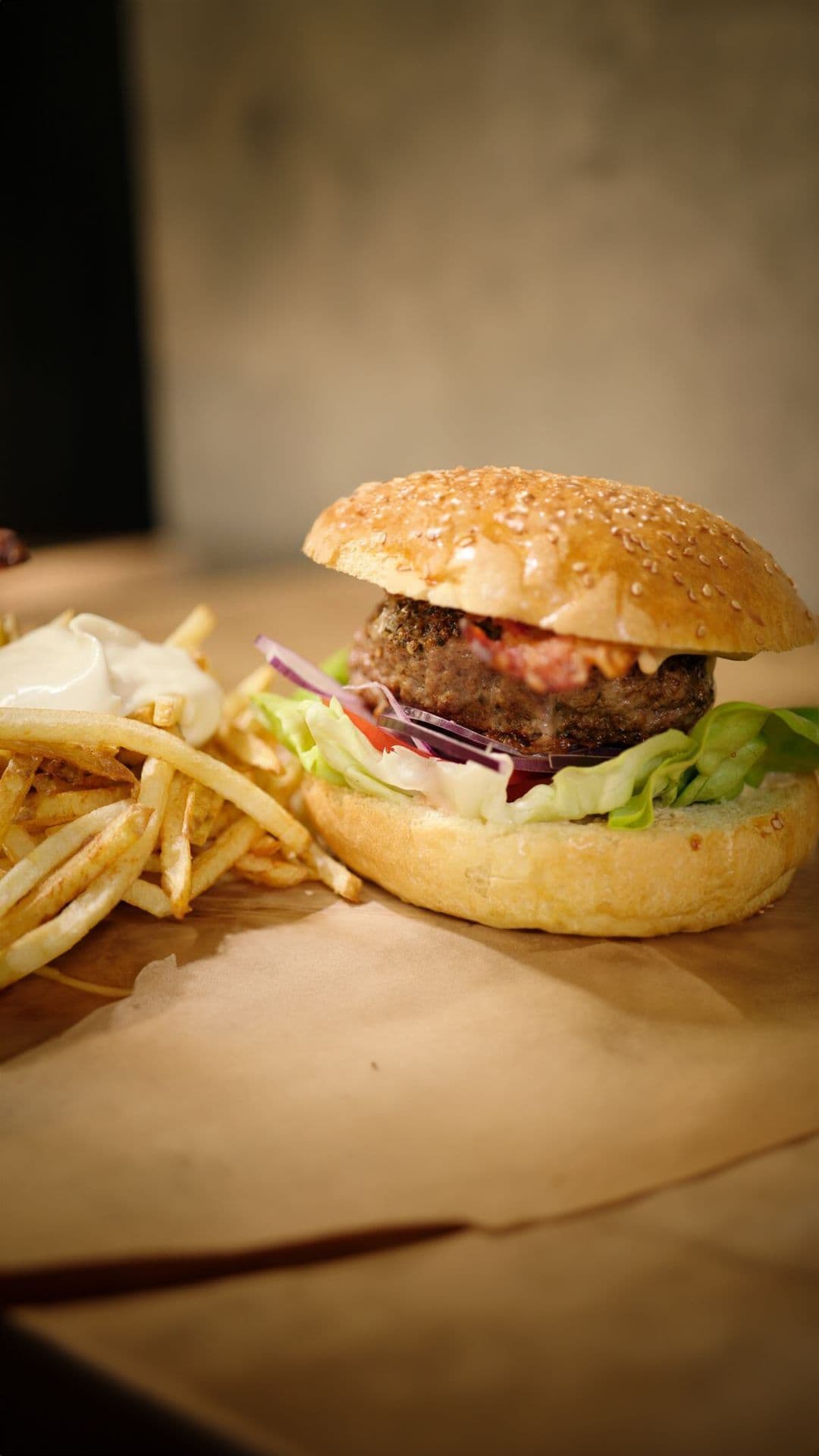 Peperburger met spek, Belgische saus en dunne frietjes
