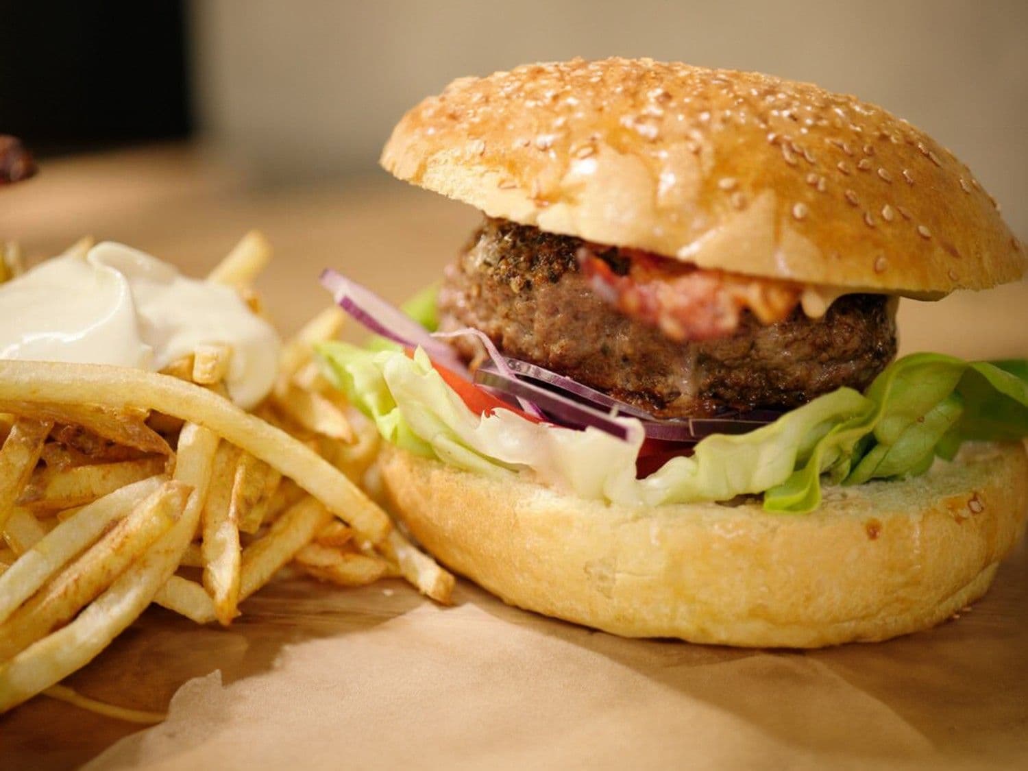 Peperburger met spek, Belgische saus en dunne frietjes
