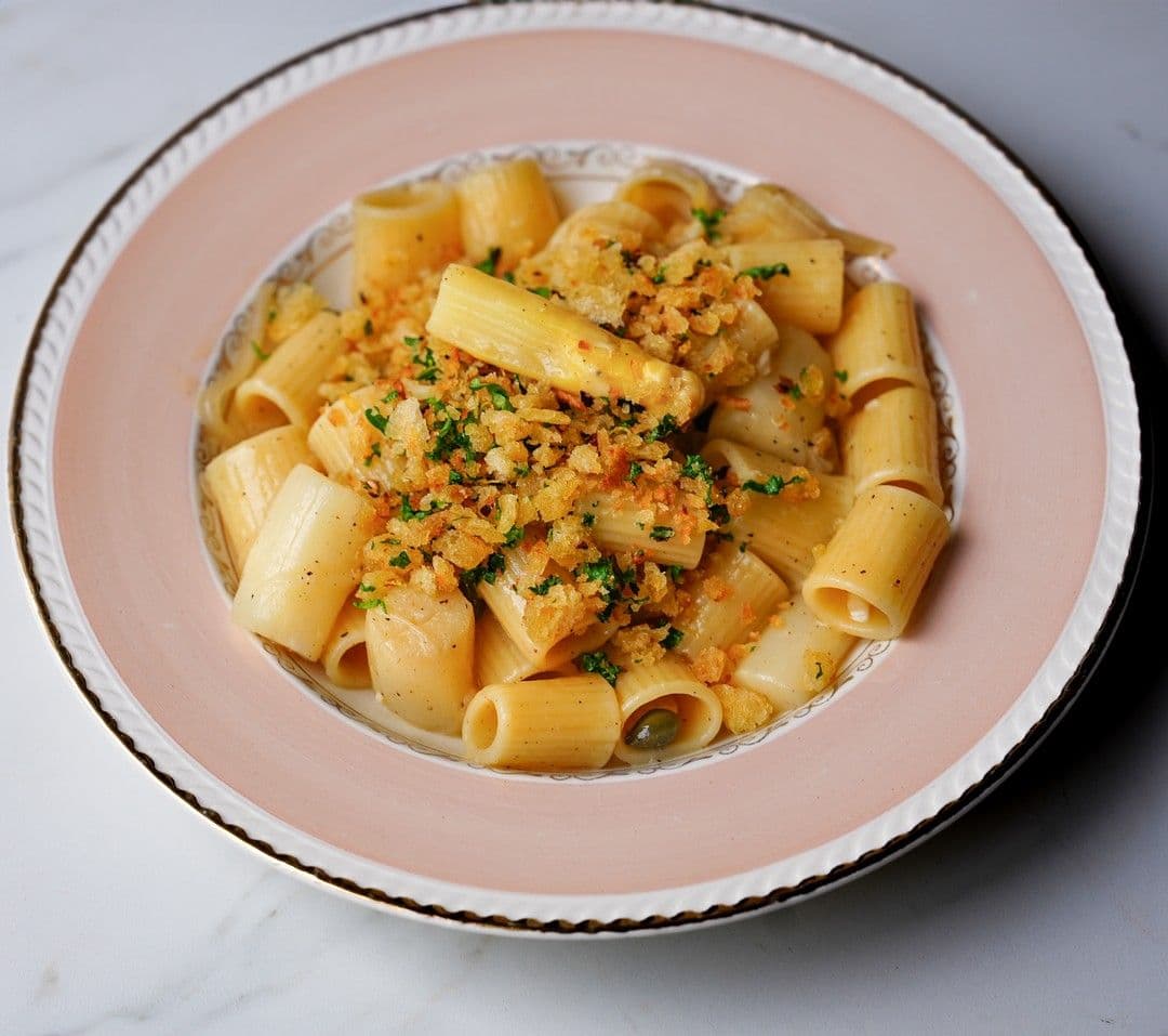 Rigatoni met asperges, ansjovis, kappers en pangrattato