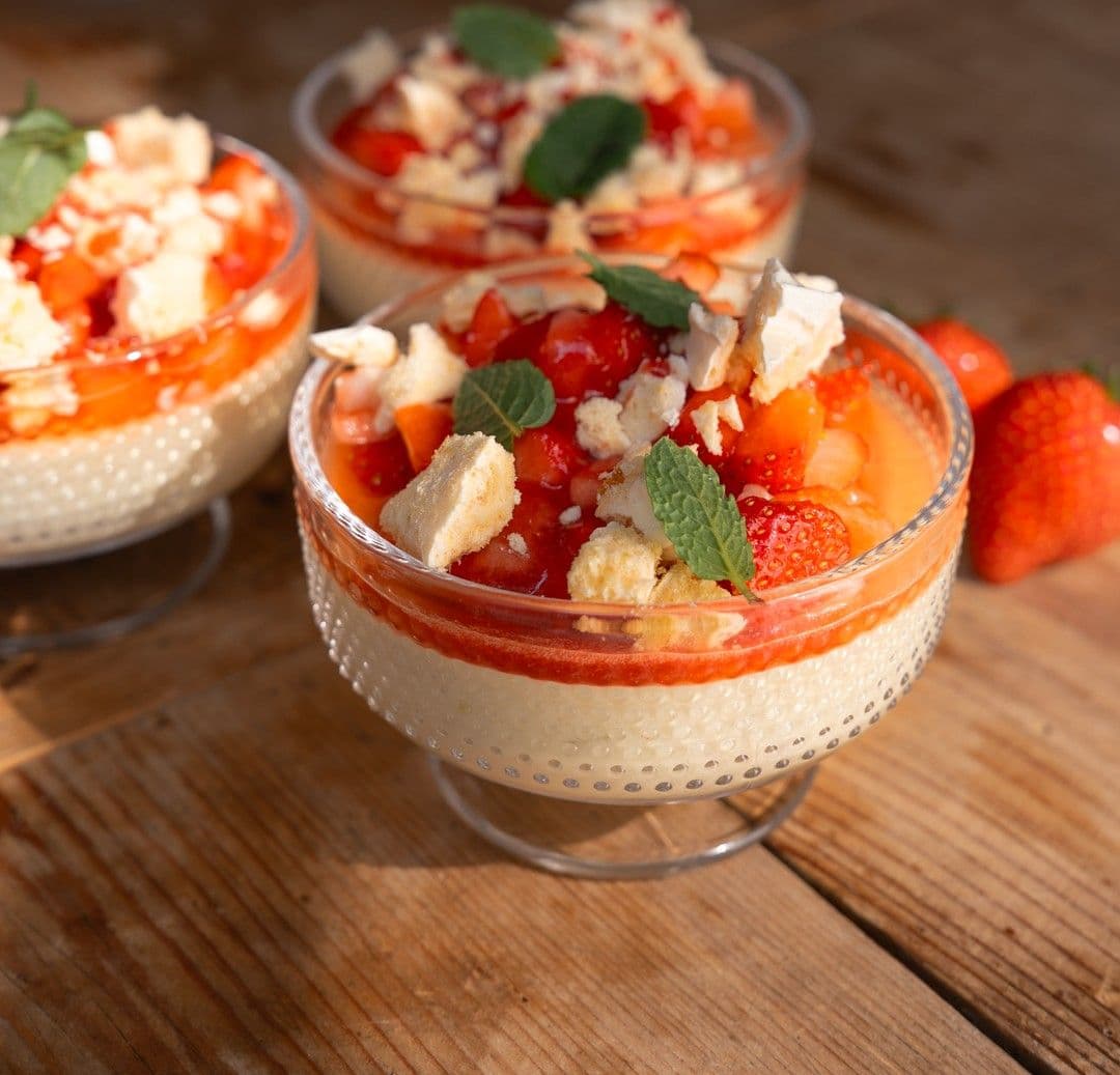 Pistachemousse met aardbeien en meringue