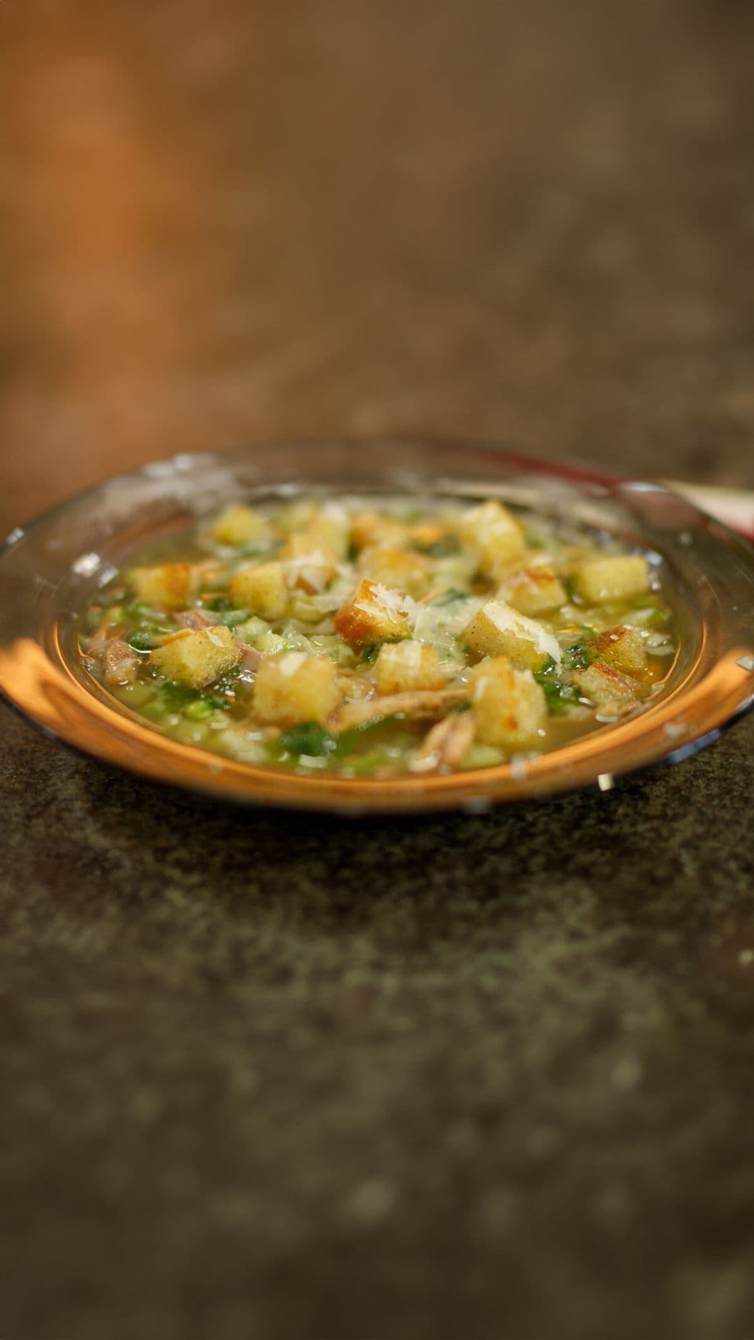 Groentesoep met pistou en croutons