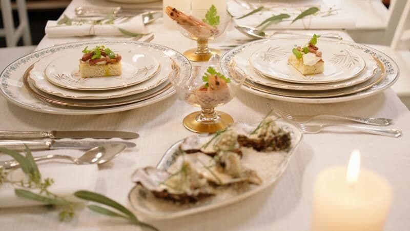 Gamba met chorizo en aïoli, oester met zwarte peper-limoenmayonaise, focaccia met burrata