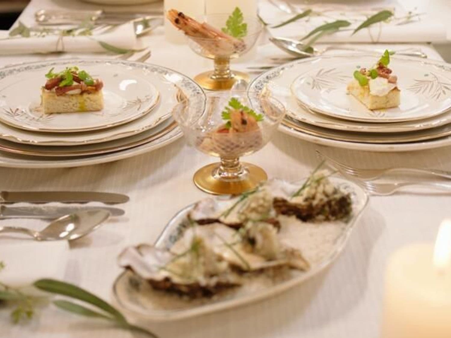 Gamba met chorizo en aïoli, oester met zwarte peper-limoenmayonaise, focaccia met burrata