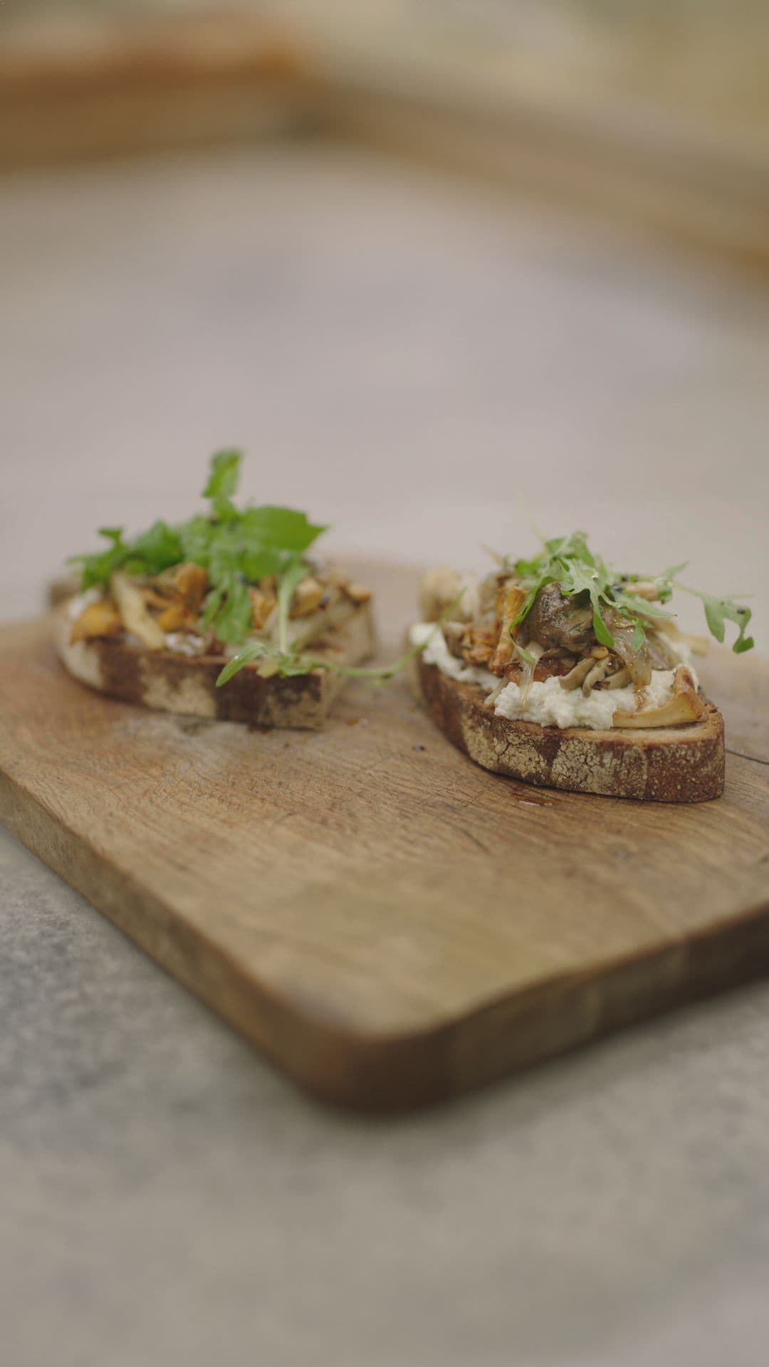 Zuiderse toast champignon met limoen-ricotta en rucola