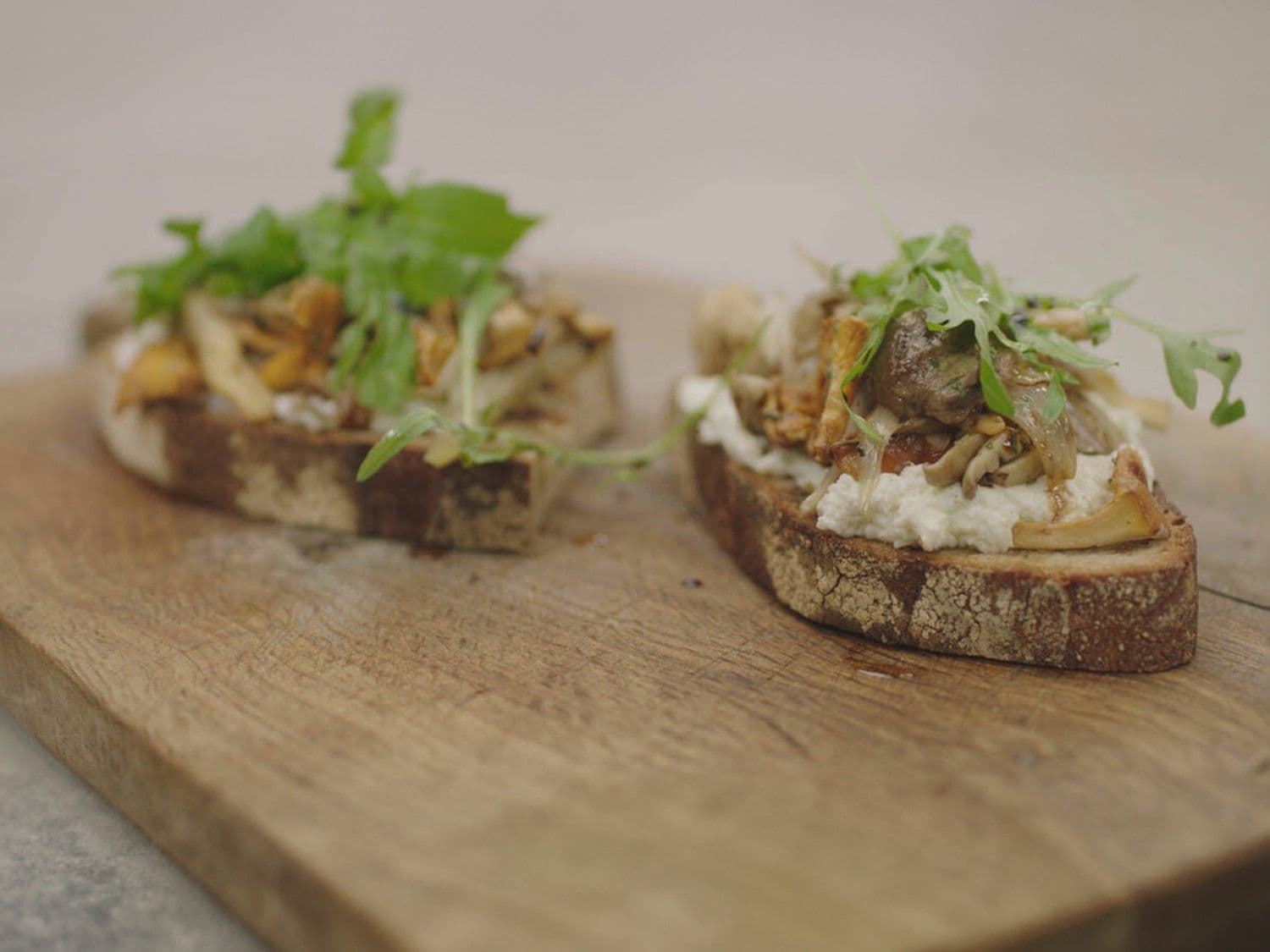 Zuiderse toast champignon met limoen-ricotta en rucola