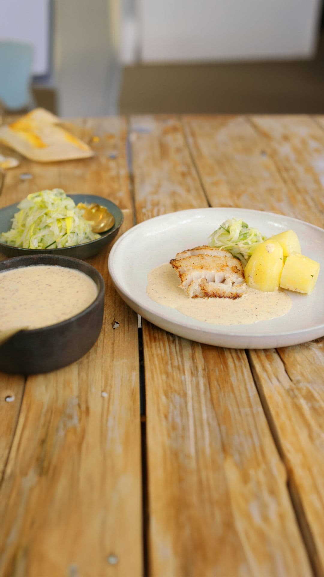 Vlaswijting met prei, mosterdsaus en gekookte aardappelen