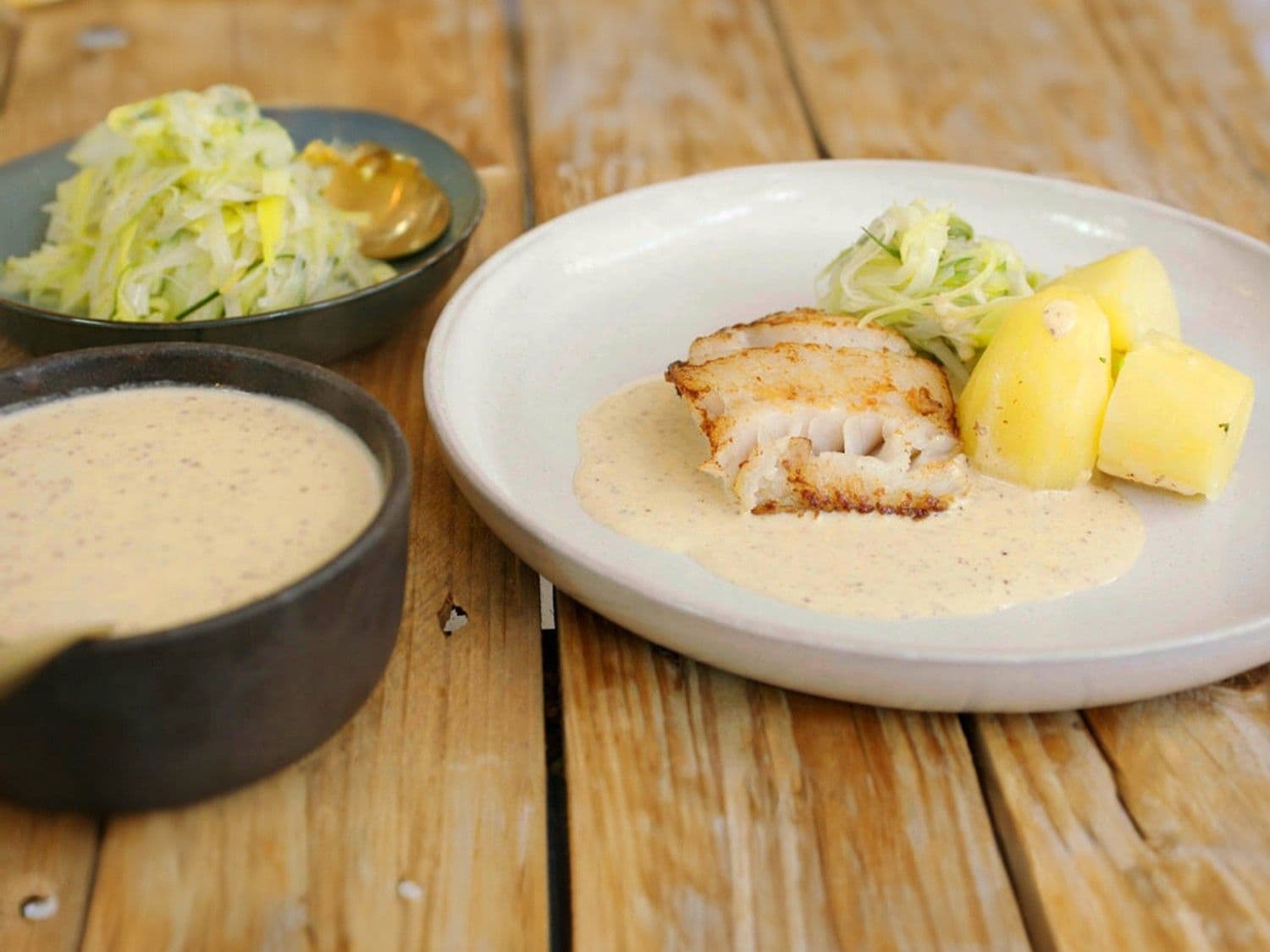 Vlaswijting met prei, mosterdsaus en gekookte aardappelen