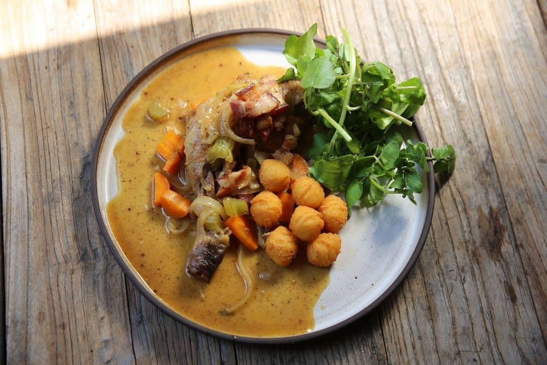 Parelhoen met oude geuze, aardappelbolletjes en waterkers