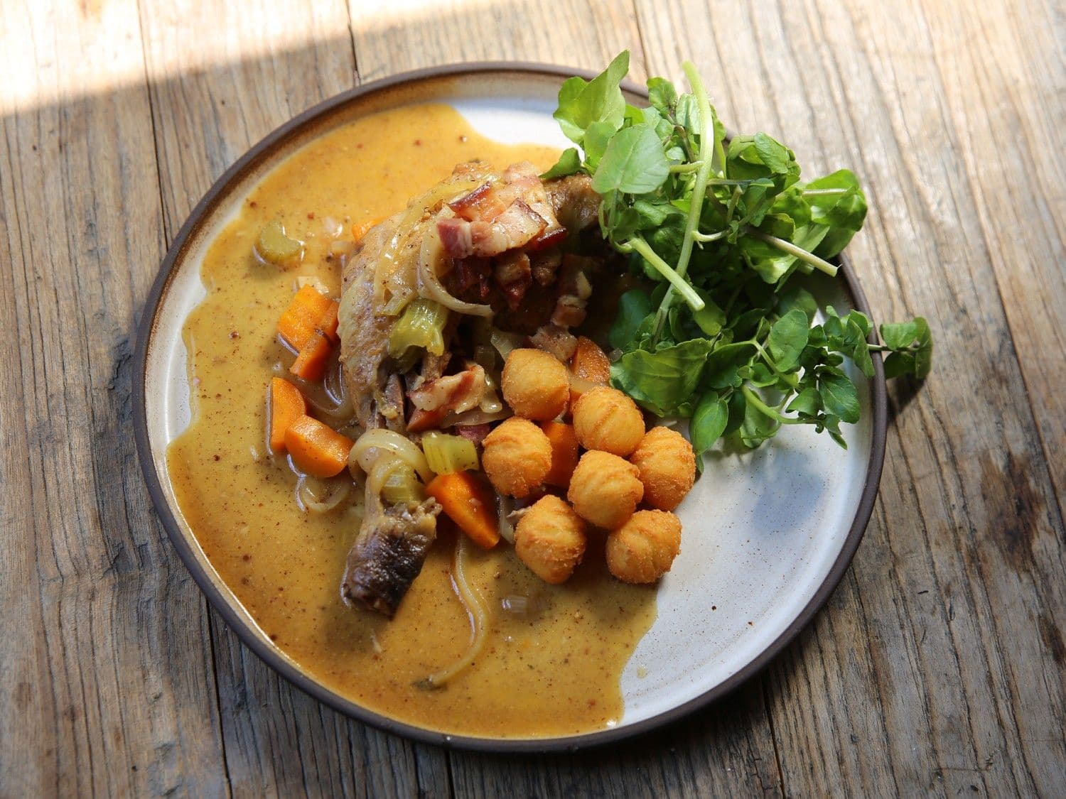 Parelhoen met oude geuze, aardappelbolletjes en waterkers