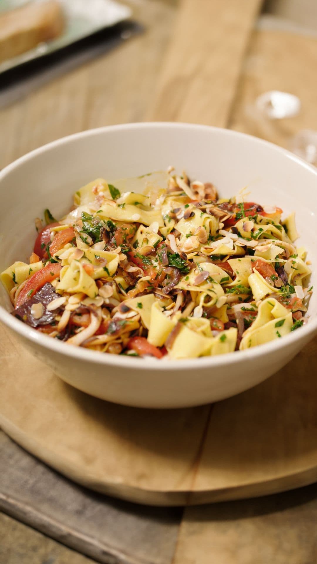 Pittige pasta met pijlinktvis, tomaten en peterselie