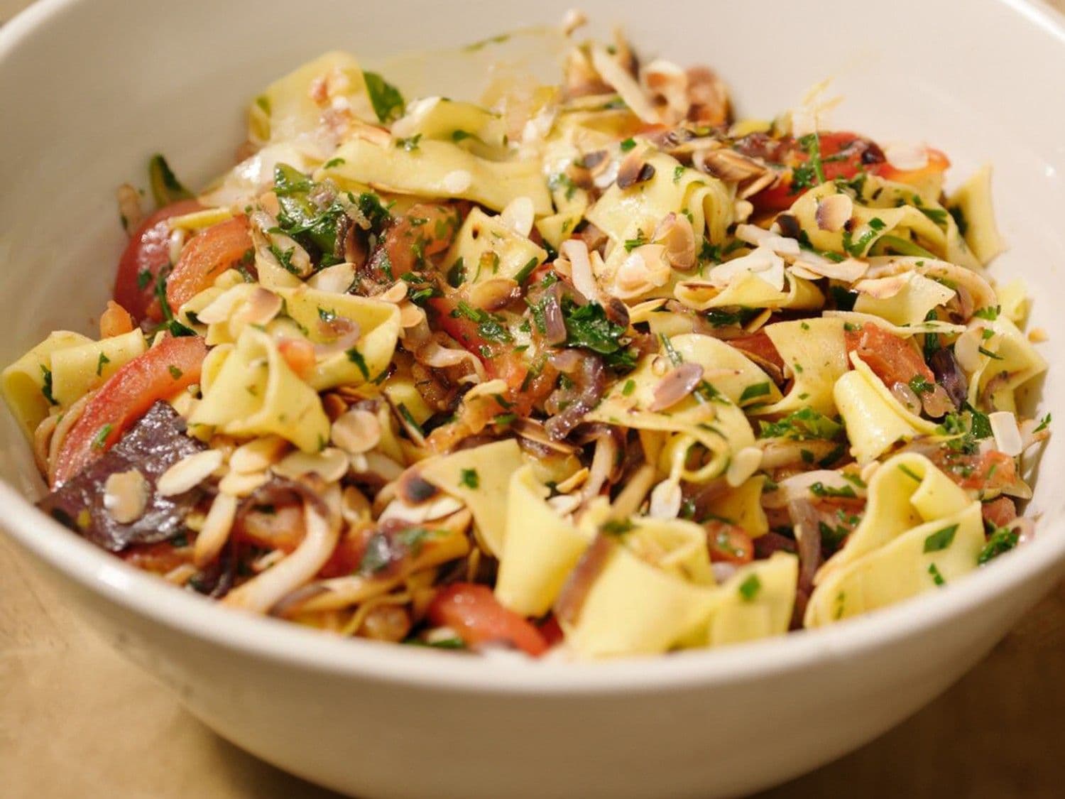 Pittige pasta met pijlinktvis, tomaten en peterselie