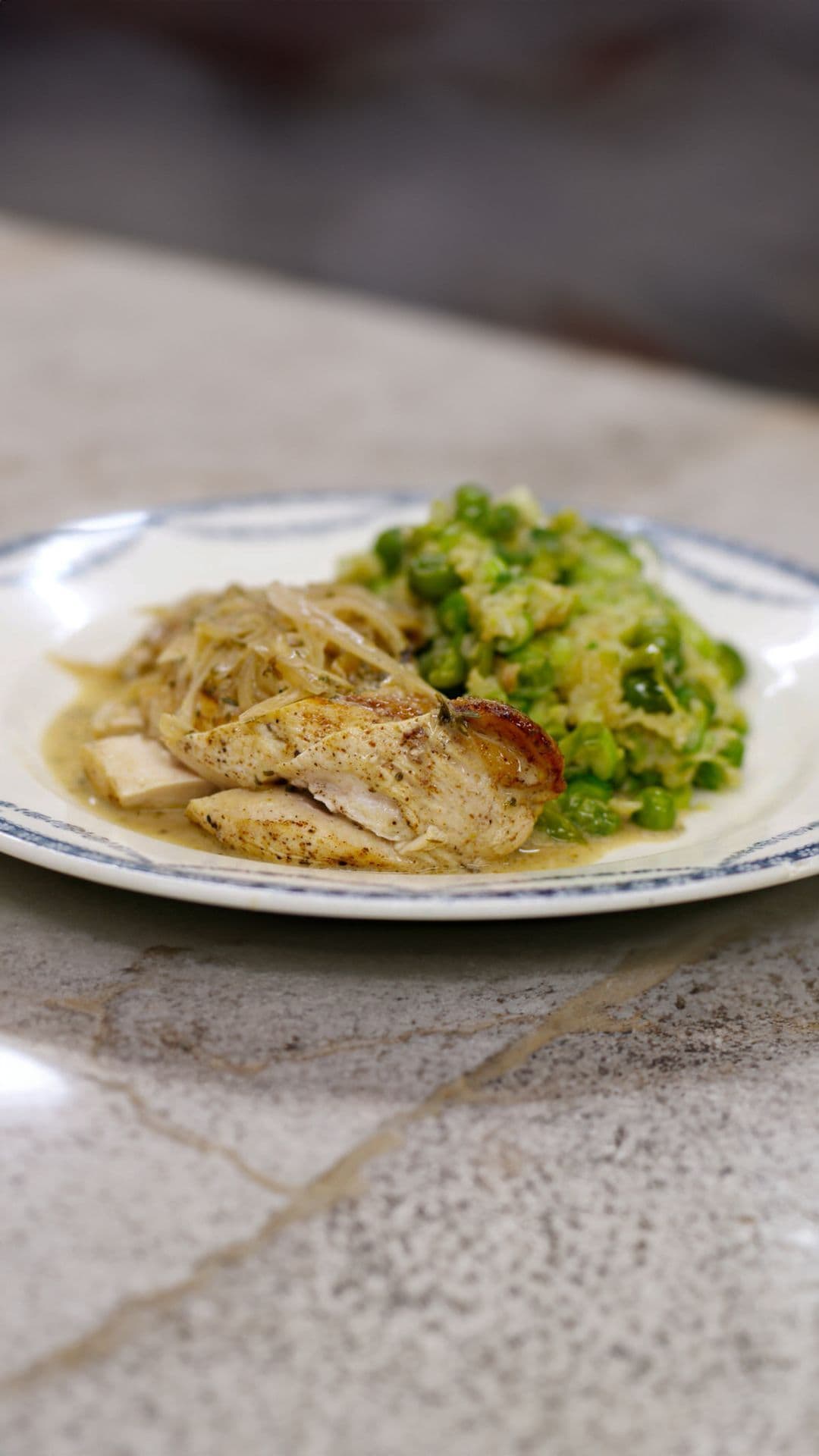 Hoevekipfilets met erwten, aardappelen en sjalot-tijmsaus