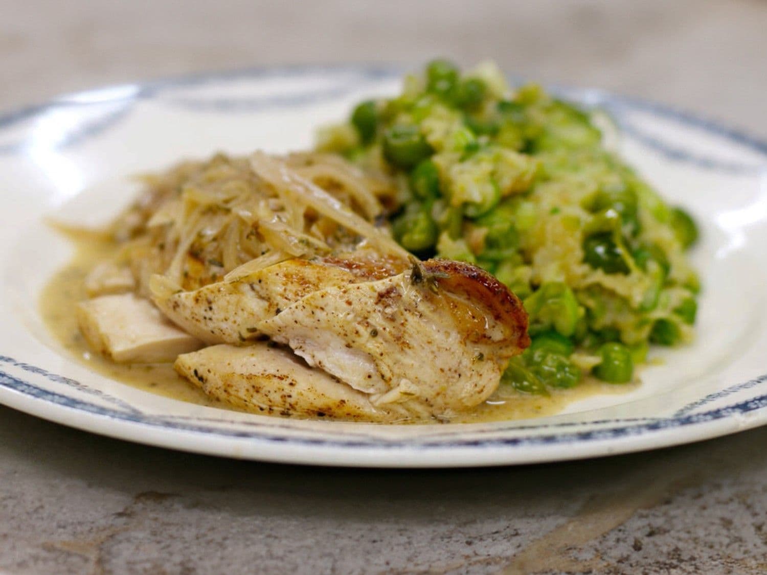 Hoevekipfilets met erwten, aardappelen en sjalot-tijmsaus