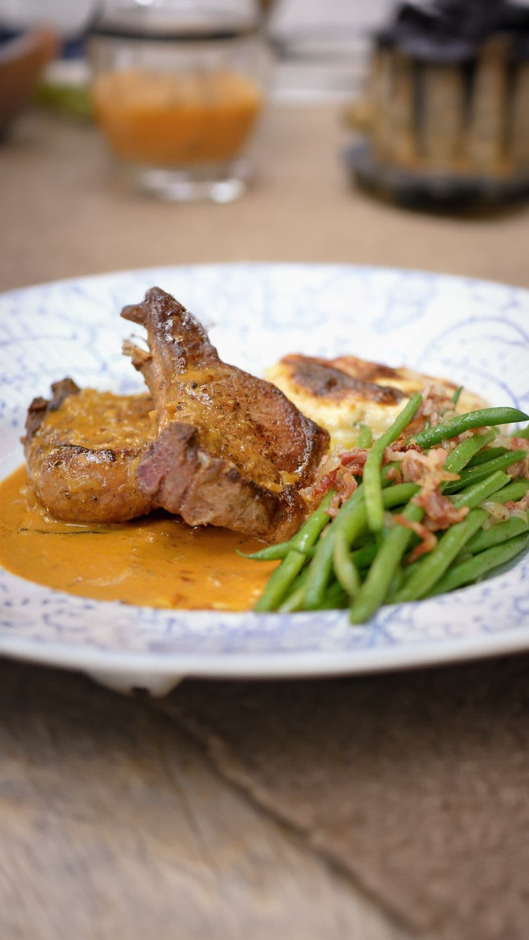 Everzwijnkoteletjes met gratin, boontjes en pepersaus