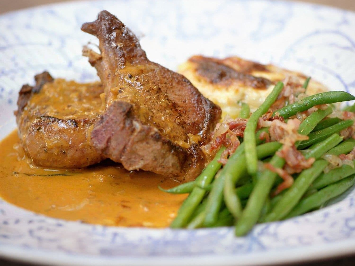 Everzwijnkoteletjes met gratin, boontjes en pepersaus