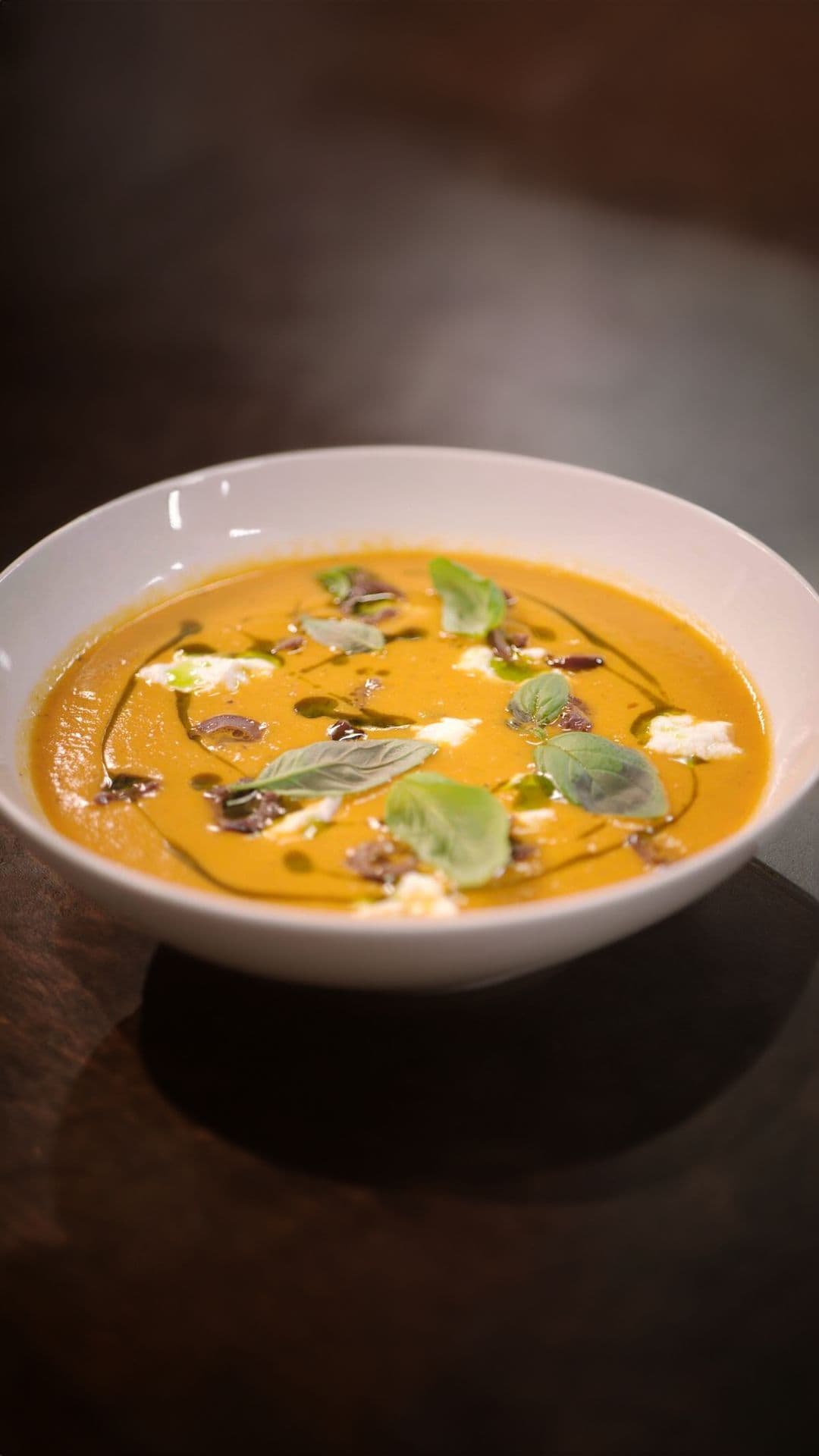 Tomatensoep met venkel, basilicum en geitenkaas