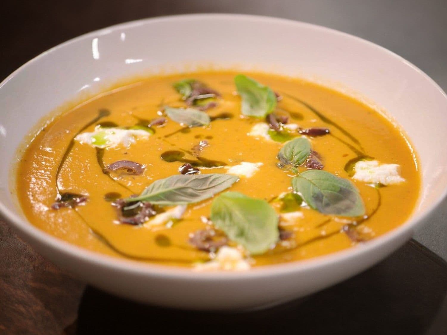 Tomatensoep met venkel, basilicum en geitenkaas