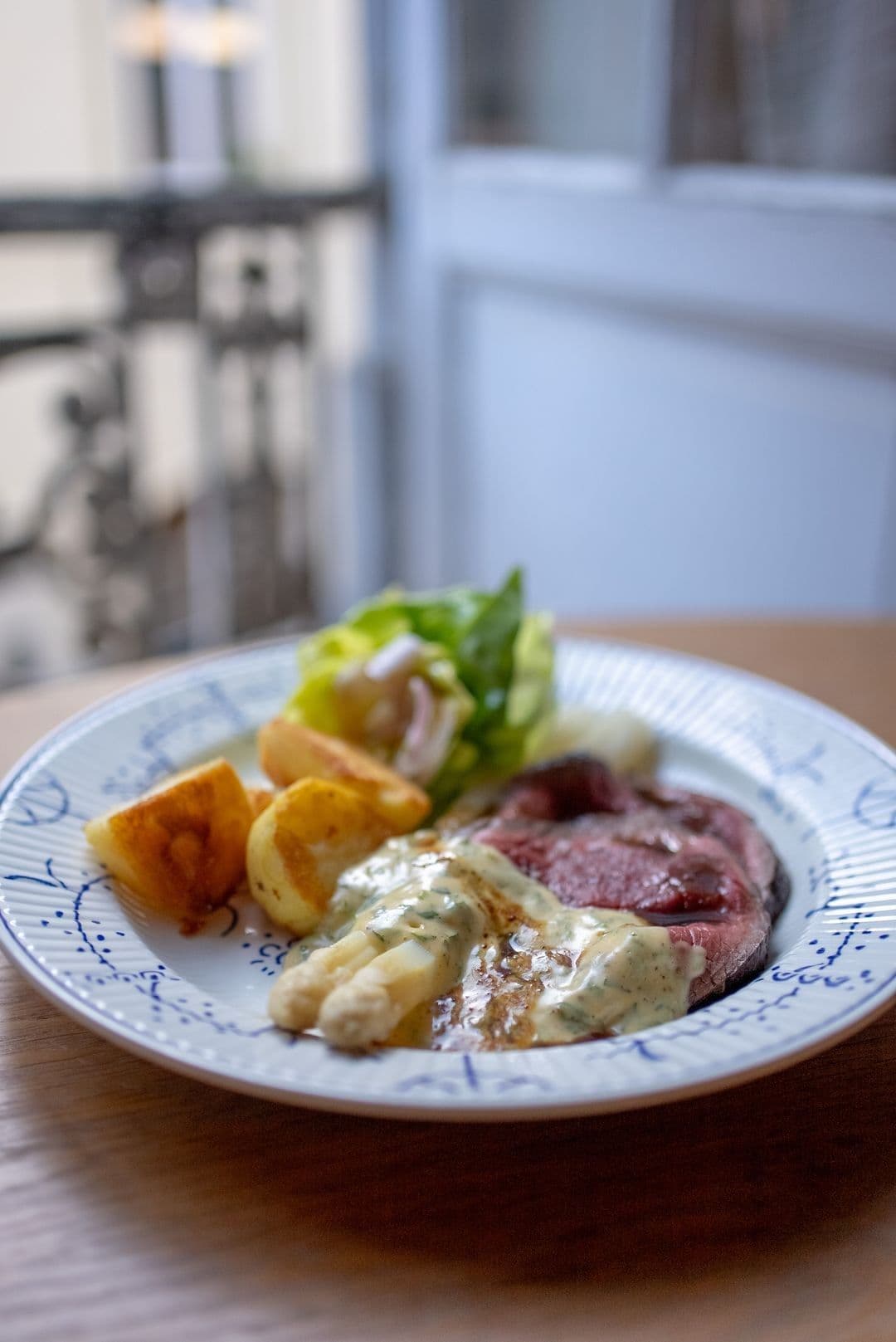 Rosbief met Béarnaise, asperges en gebakken aardappelen